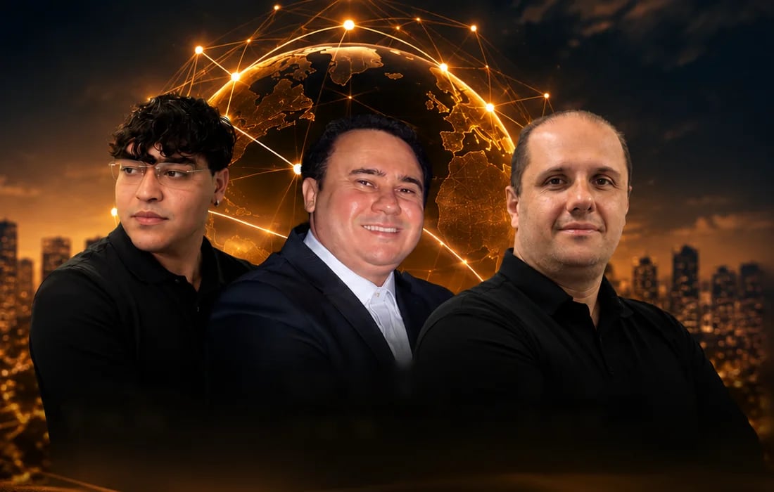 Pablo Tadini, Orli Sebastião de Oliveira Jr. e Adriano Bogo diante de um globo dourado